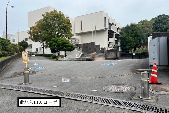 敷地入り口からの建物の写真
