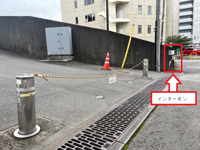 入口からのインターホンの写真